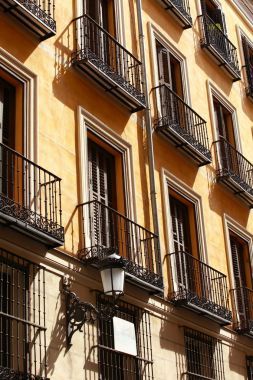 Medelhavet arkitektur i Spanien. gamla bostadshus i madrid在西班牙的地中海建筑。在馬德里的舊公寓