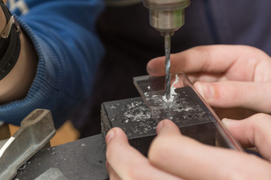 丙烯酸玻璃中的孔图片