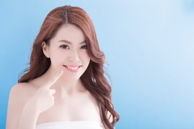  指向她健康的牙齒上的女人圖片