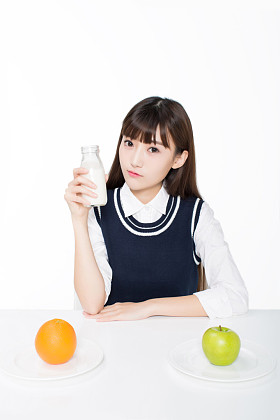 女孩坐在一个安静的房间图片