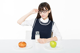 女孩坐在一个安静的房间