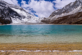 在雪山在亚丁自然保护区，中国的牛奶湖