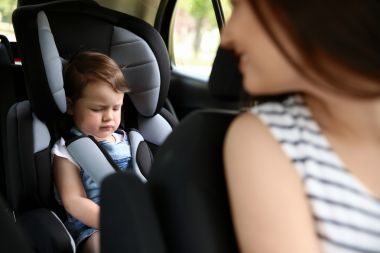 母親和兒童車照片