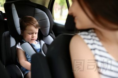 母親和兒童車(chē)照片