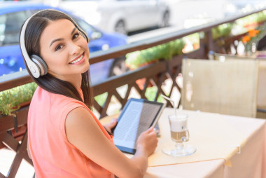 快樂(lè)的女人閱讀現(xiàn)代科技的文字