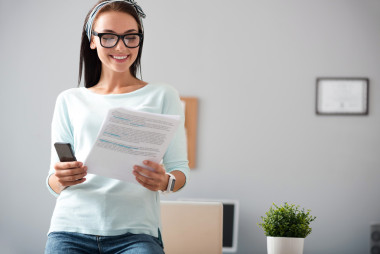 积极面带笑容的女人，拿手机图片