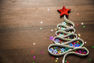 彩色纸屑的圣诞树图片