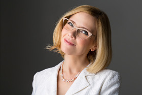 美丽的女人的眼镜图片