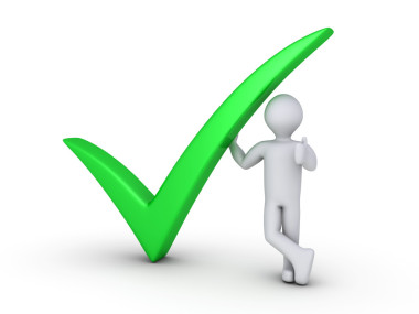 復(fù)選標(biāo)記和男人在一起