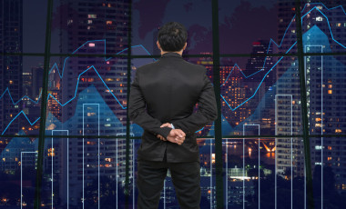 商人看交易圖照片