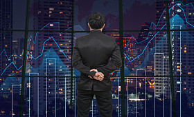 商人看交易图照片