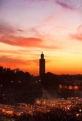 jema el fna 广场与库图比亚清真寺在马拉喀