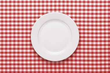 在桌上的空盤子