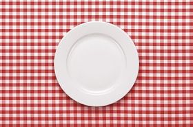 在桌上的空盘子