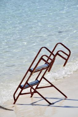 沙灘上留下的金屬船梯