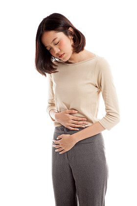 年轻的亚裔女子胃