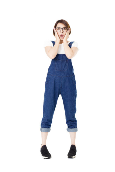 驚訝美麗的女孩，抱著她的頭