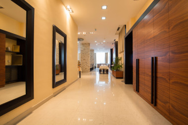 在一家豪华酒店中餐厅的走廊照片