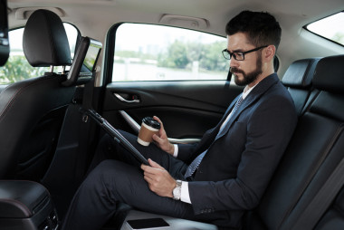 商人在汽車工作