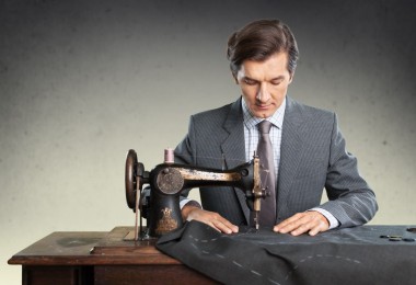 自信的小裁縫縫制衣服照片