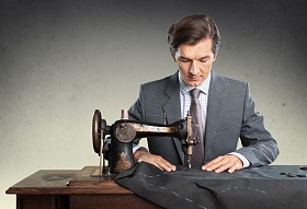 自信的小裁缝缝制衣服照片