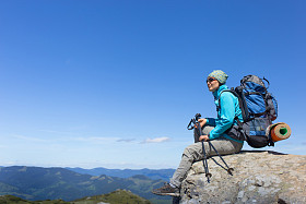 在夏天在晴朗的一天在山里徒步旅