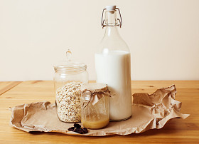 真正的安慰木制厨房早餐食材靠拢在玻璃、 蜂蜜、 燕麦粥、 牛奶、 牛奶什锦早餐