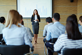 演讲者解释项目照片