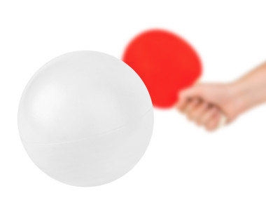 手与网球拍和球