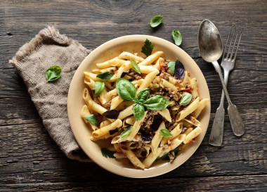 用肉和羅勒上一盤意大利面