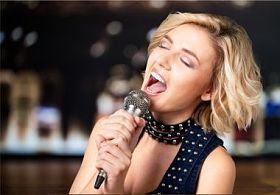 时尚的女人唱卡拉 ok