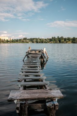 夏天的藍(lán)色湖泊與一個(gè)小的舊漁船碼頭