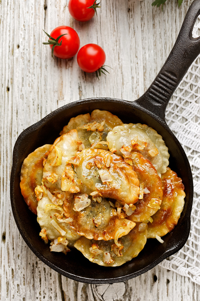 铸铁煎锅烤的饺子 铸铁煎锅烤的饺子