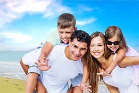 可爱的家庭，在海滩图片