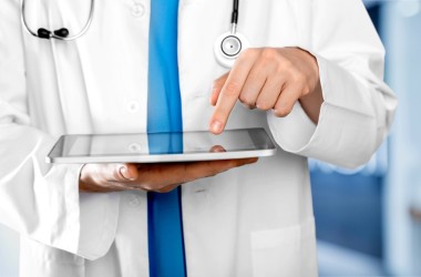 使用 tablet pc 的醫(yī)生