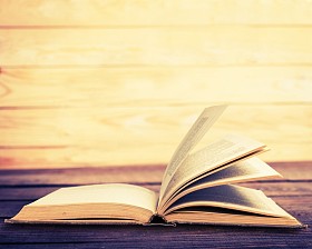 打开桌上的书图片