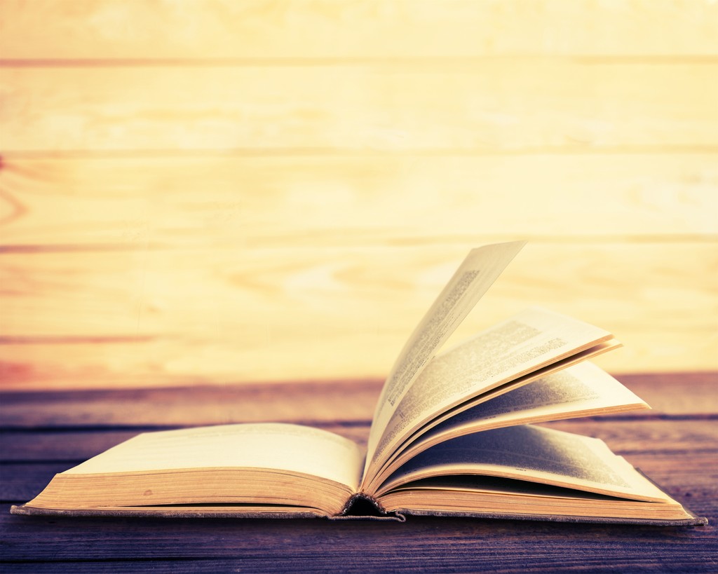 打开桌上的书图片