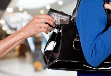 小偷在偷錢包從女裝手袋圖片