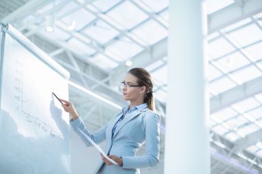 主持人在办公室图片