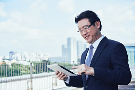 商人与平板电脑