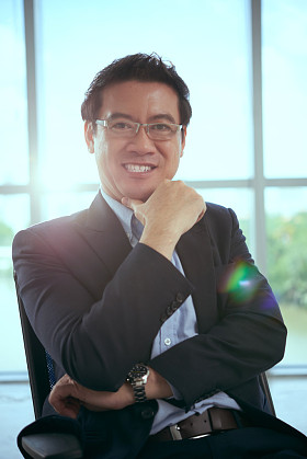 快乐的商人坐在他的椅子上