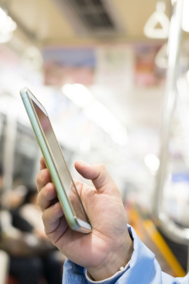 使用智能手机的商人