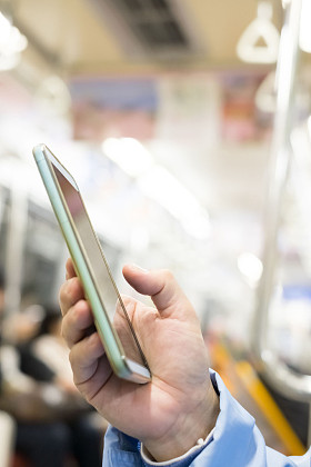 使用智能手机的商人