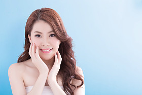  女人，在迷人的笑容摆姿势图片
