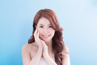  女人，在迷人的笑容擺姿勢(shì)圖片