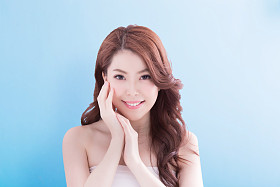  女人，在迷人的笑容摆姿势图片