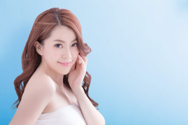  女人，在迷人的笑容擺姿勢