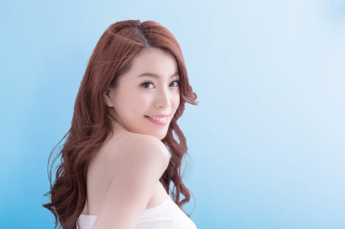  女人，在迷人的笑容擺姿勢圖片