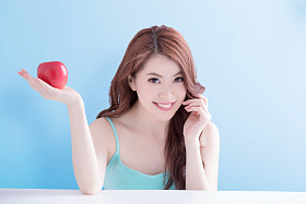  女人控股苹果 照片