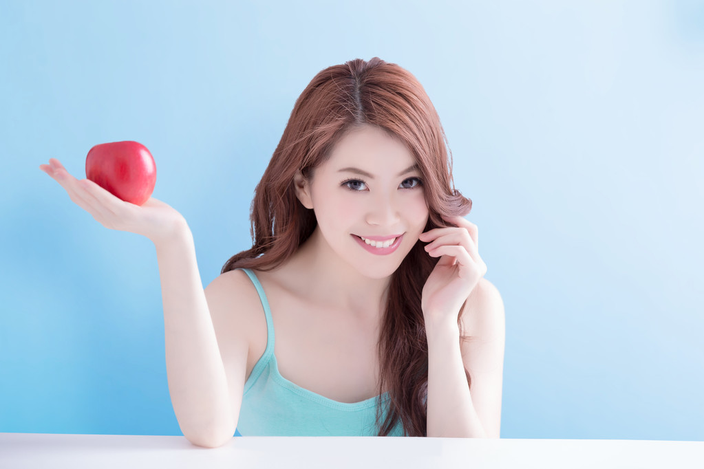  女人控股苹果 照片